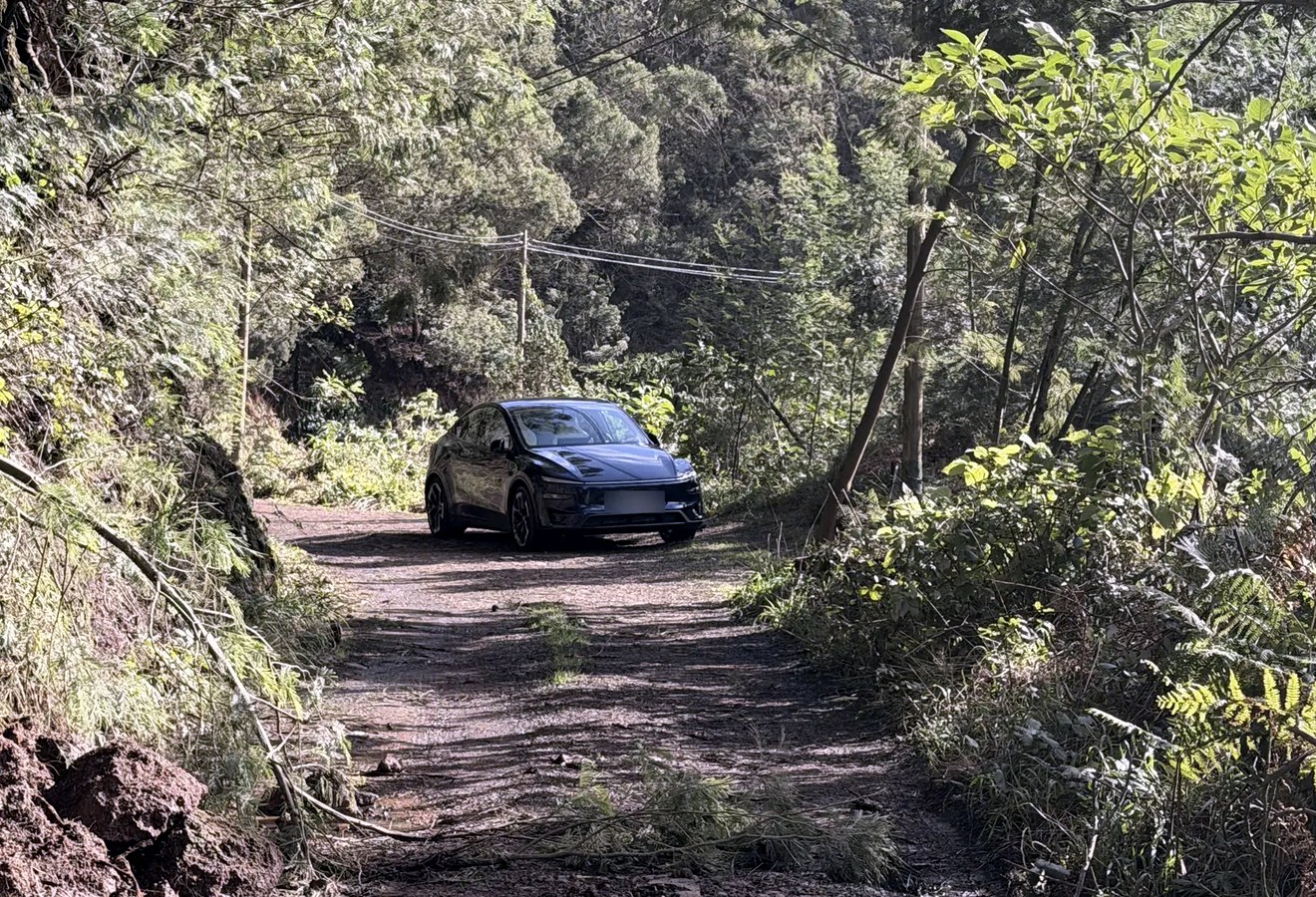 The house Tesla waiting below the orange tower of Casa Keam