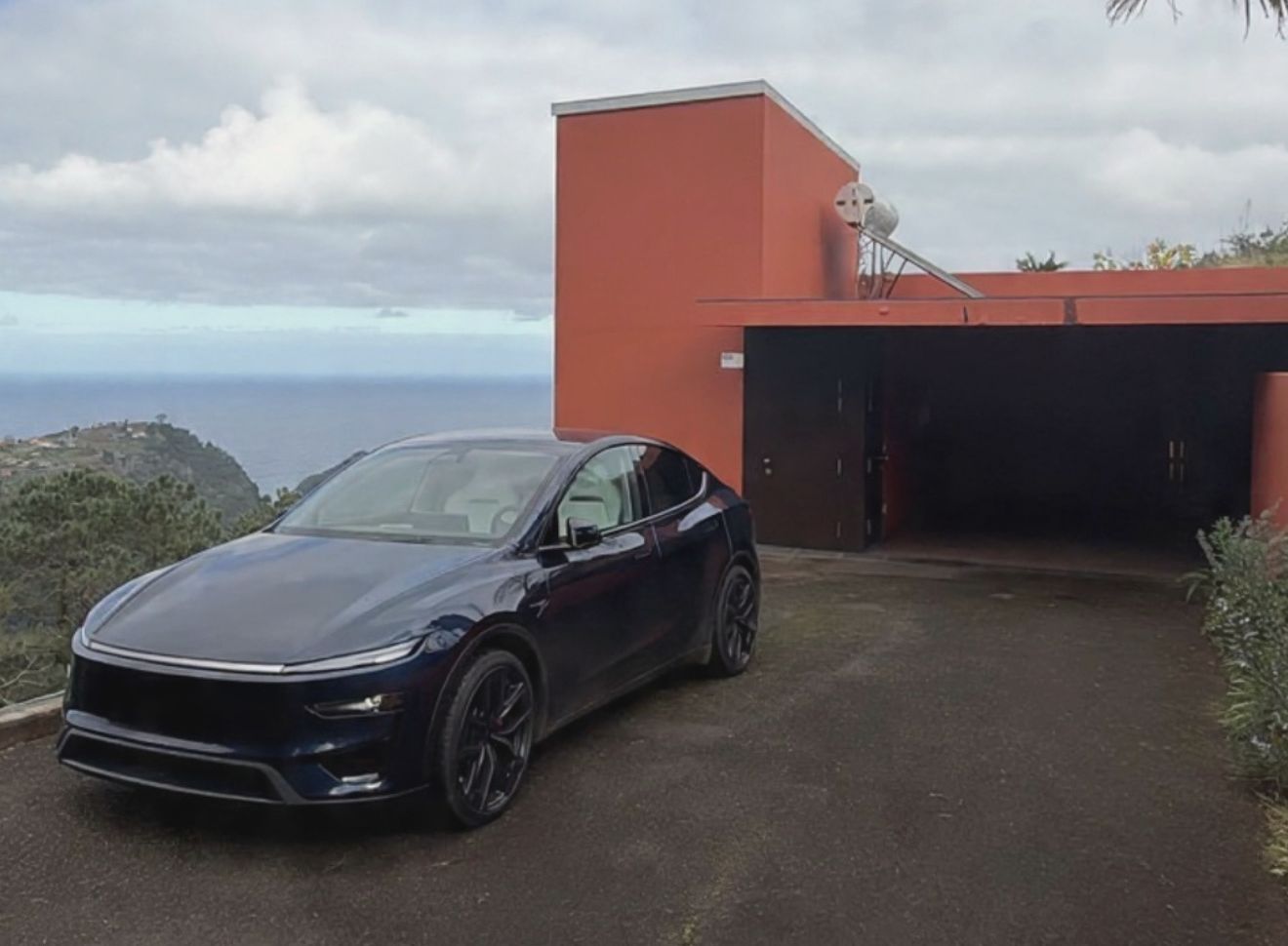 El coche de la villa en un camino forestal de la costa norte