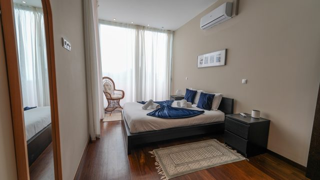 Guest room, the wicker chair