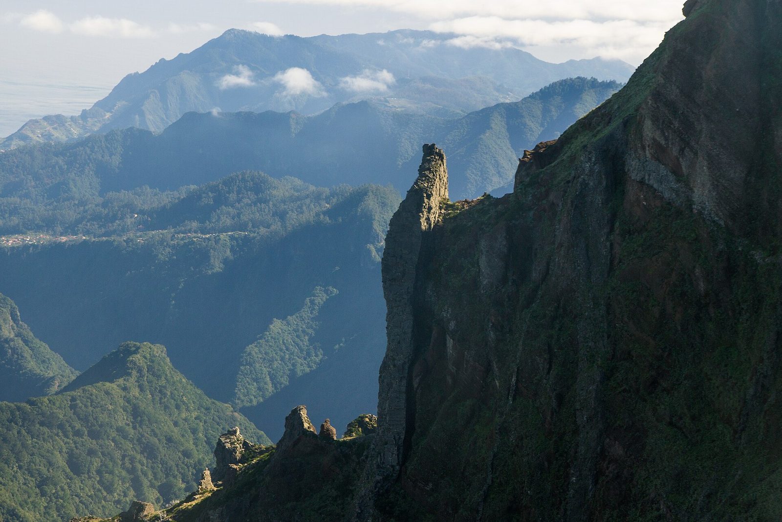View from the PR1 footpath between Pico do Arieiro and Pico Ruivo