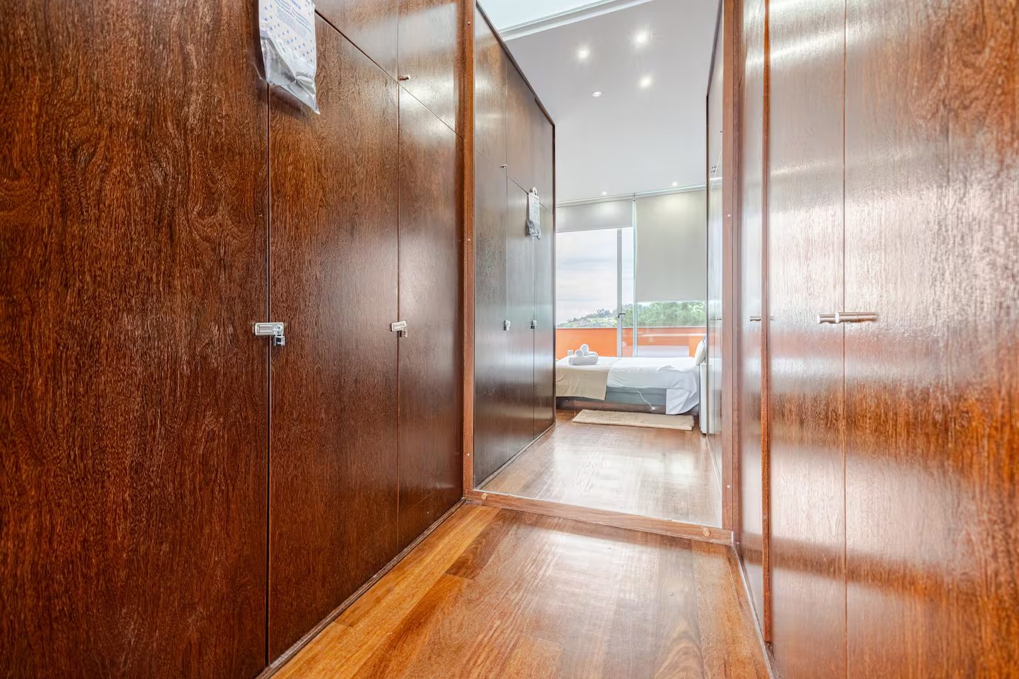 Guardaroba walk-in che si aprono sulla camera padronale e sul balcone